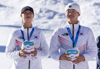 이윤승-윤신이, 스키 모굴 혼성 은메달...한국 스키 두 번째 시상대