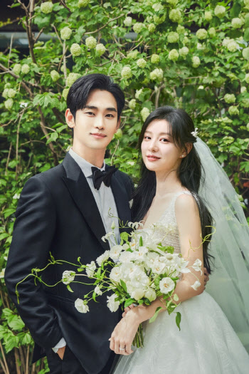 '눈물의 여왕' 김수현·김지원, 웨딩 사진 공개…세기의 결혼식