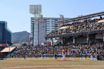 '야구야 반갑다!' 시범경기 개막전부터 관중 대박...대전구장 매진