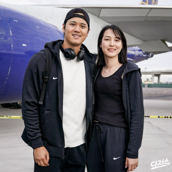 ‘슈퍼스타’ 오타니, 한국행 비행기 앞에서 아내 깜짝 공개