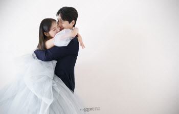 김기리·문지인, 5월 17일 부부 된다…웨딩 화보 공개