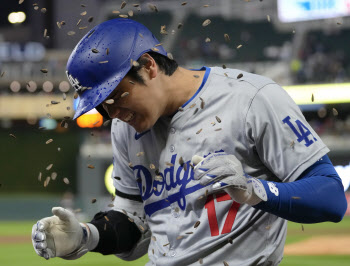 오타니, 시즌 3호 아치 그렸다…일본인 MLB 최다 홈런도 보여