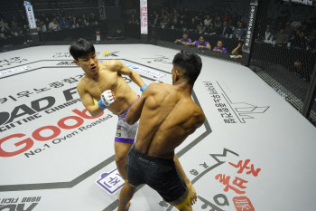 ‘16살 차 이겨냈다’ 김진국, 차민혁에 승리... 박현빈은 16초 TKO 승