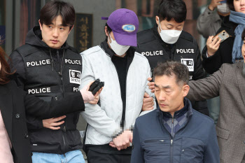 두산 “소속 선수 8명, 수면제 대리 처방 받아 오재원에 전달”