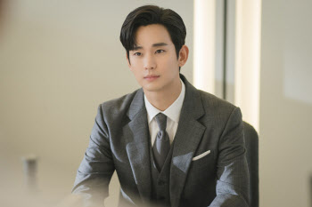 '눈물의 여왕' 김수현, 21% 시청률의 왕자…이름값 입증한 연기력