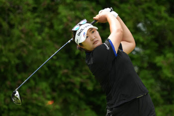 유해란, LPGA 데이나오픈 3R 단독 2위…3타 차 역전 우승 도전