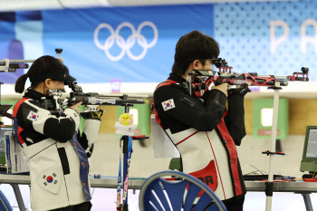 한국 첫 메달, 사격서 나왔다... 공기소총 10m 혼성 금메달 결정전 진출