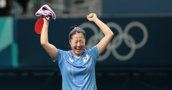 탁구 신유빈, 두 번째 메달 순항..'한일전' 승리하고 4강