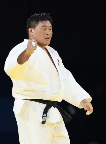 '세계 1위' 김민종, 유도 최중량급 4강 순항...김하윤은 눈물