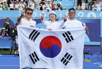 '이변은 없었다' 김우진-임시현, 양궁 혼성전 금메달...2관왕 등극