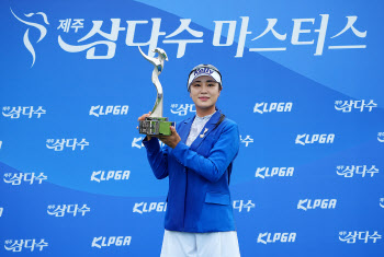 25개월 만에 우승한 윤이나, 세계랭킹 52위로 껑충..개인 최고 순위