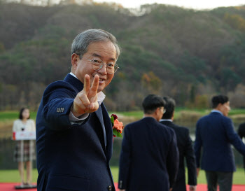 이정윤 대표,브이 인사로 입장