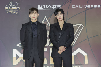 동방신기 "팬분들의 힘으로 20주년… 책임감 갖고 활동할 것" 