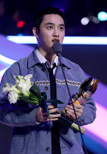 도경수, 베스트 R&B 남자상 영예… "위로·용기 드리고파" 