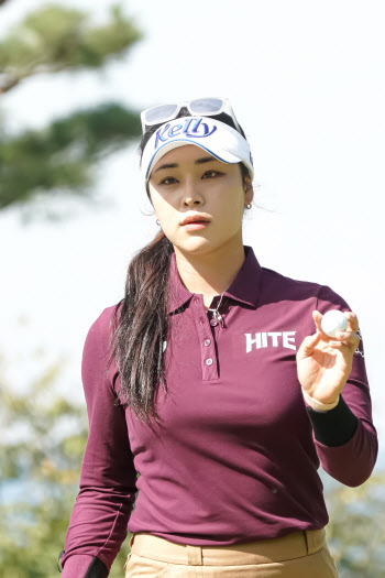 LPGA 진출 확정 윤이나 "2024년 더 성장하는 기회 삼겠다"