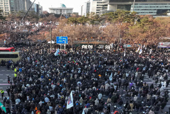 "슬픔 이제 안녕"…탄핵 가결 뒤 첫 곡은 소녀시대 '다만세'