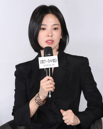 '검은 수녀들' 송혜교 "악령과 싸우며 감정 격해져…촬영 중 경직도"