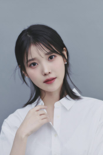 아이유, 연말 맞아 5억 '통 큰' 기부