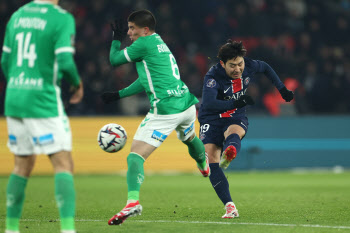 이강인 시즌 3호 도움…PSG, 생테티엔에 2-1 승리