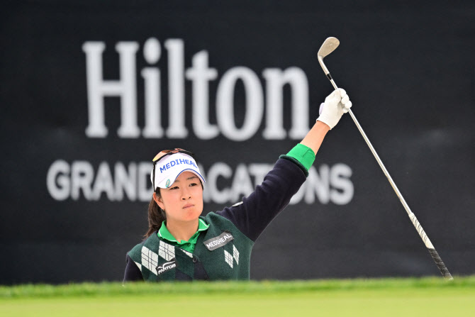 '환상 벙커 샷' 김아림, 3R 3타 차 선두…LPGA 통산 3승 보인다