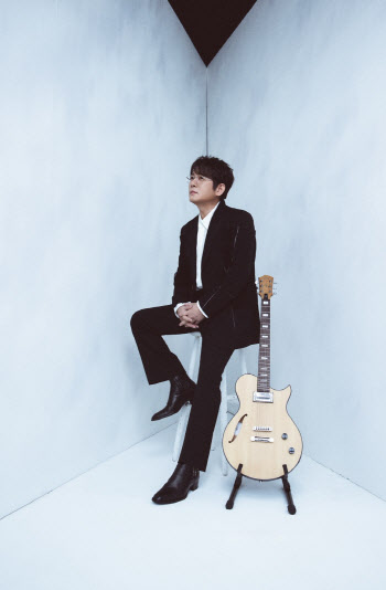 "닳아서 없어지리"…신승훈, 신곡 11곡 품에 안고 귀환(종합)