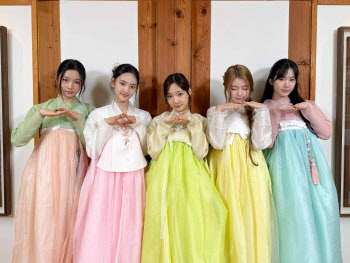 키키, 단체 한복 사진 공개 "티키와 함께하는 첫 추석 특별해"