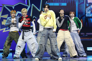 투어스, 맑은 독기 품고 컴백… "무대천재라 불러다오"