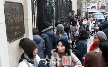 `이병헌을 볼 수 있을까` 이은희 결혼식 찾은 일본팬들                                                                                                                                               