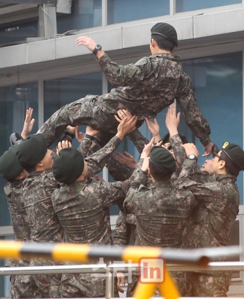 헹가래 받는 이완 `기분 최고야`                                                                                                                                                                    