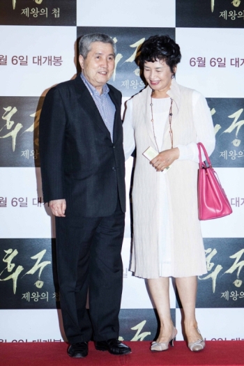 임권택 감독, 미모의 아내와 영화 `후궁` 관람                                                                                                                                                       