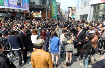 걸스데이 프리허그 이벤트에 명동 일대 마비                                                                                                                                                         