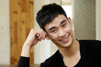 김수현 ''훈남의 미소''                                                                                                                                                        