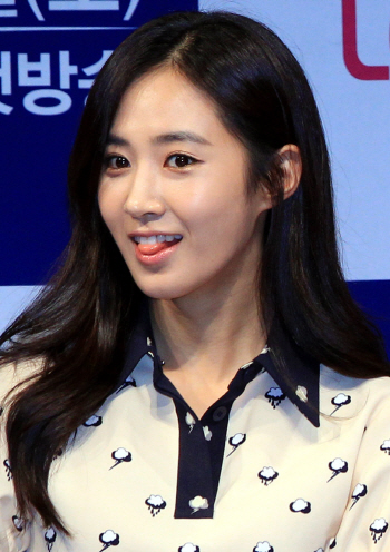 유리 ''혀 빼꼼''                                                                                                                                                              