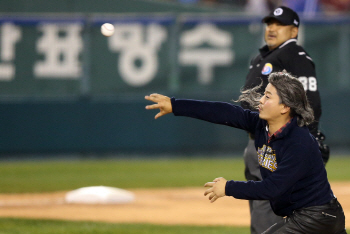  개그맨 김준호 시구                                                                                                                                                                               