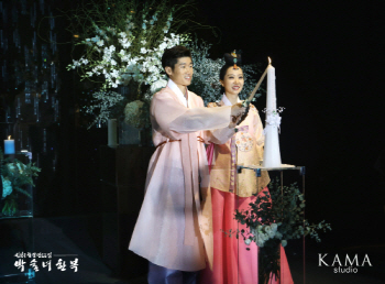  박지성·김민지 결혼식, 곱게 한복입고 화촉 밝혀                                                                                                                                                   