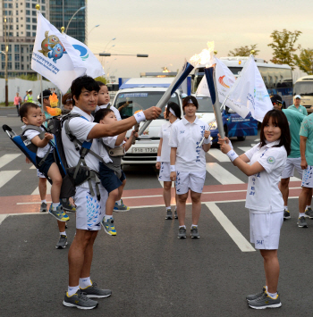  [인천AG]성화의 불씨 건네받는 송일국                                                                                                                                                              