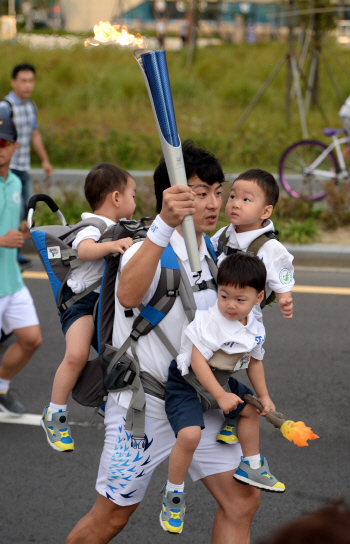  [인천AG]성화봉 들고 달리는 송일국                                                                                                                                                                