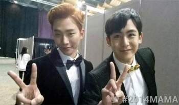 '2014 MAMA' 2PM 준호·닉쿤, 한껏 멋내고 브이 포즈                                                                                                                                       