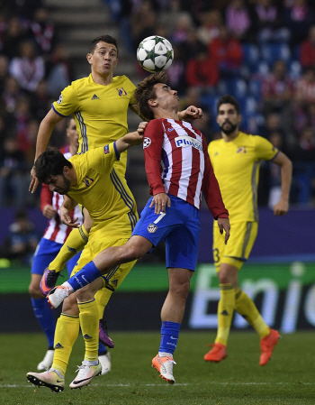 UEFA 조별리그 4차전, `네가 대신 받아라`                                                                                                                                                           