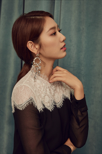 박신혜, 겨울 화보 공개…매혹적인 아름다움                                                                                                                                                               