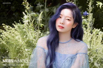 트와이스 ‘MORE & MORE’ 티저…다현 '파란 머리도 찰떡 소화'                                                                                                                             
