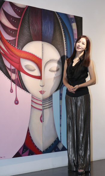 김혜진, 자신의 작품 '페르소나' 앞에서 포즈                                                                                                                                                    