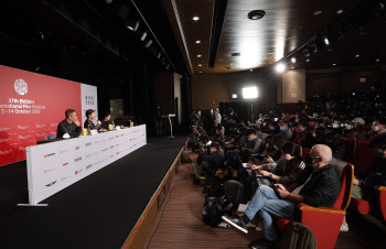 양조위, '올해의 아시아 영화인상 수상 기념 기자회견'                                                                                                                                     