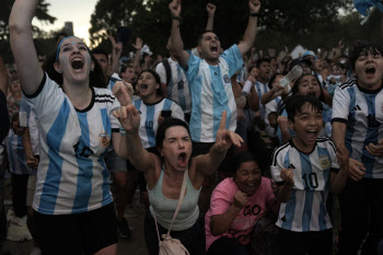  4강 진출에 환호하는 아르헨티나 사람들                                                                                                                                                            