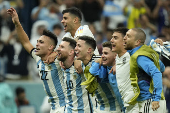  승부차기 승리에 환호하는 아르헨티나 선수들                                                                                                                                                       
