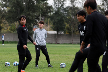 U-20 대표팀 회복훈련 지켜보는 김은중 감독                                                                                                                                                               