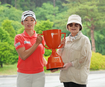 배소현 '우승의 기쁨을 엄마,아빠와 함께'                                                                                                                                                 