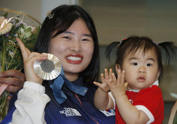 '값진 은메달' 금지현, 딸 서아양 축하 속 깨알 미소                                                                                                                                             