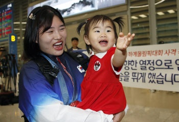 금지현, 붕어빵 딸 서아 안고 행복 미소                                                                                                                                                                   