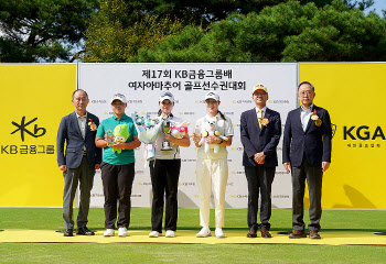  밝은 표정 짓는 우승 김연서, 2위 남시은, 3위 최정원                                                                                                                                               